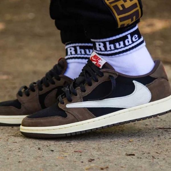 Air Jordan 1 Retro Low OG SP Travis Scott Mocha 6.jpg