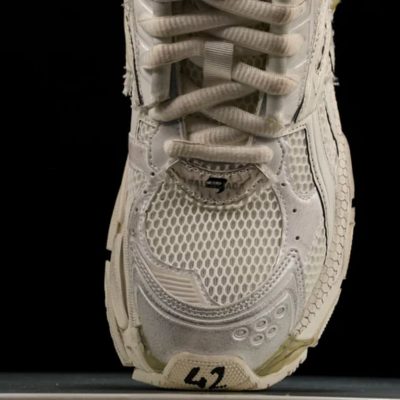 Runner White 4.jpg